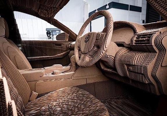 السيارة من الداخل