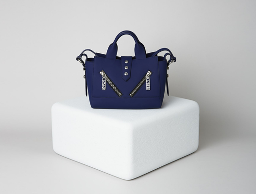 باللون الأزرق أيضا