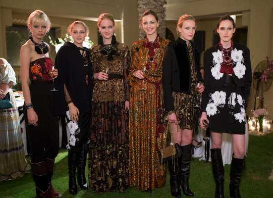 عارضات الأزياء في الحفل