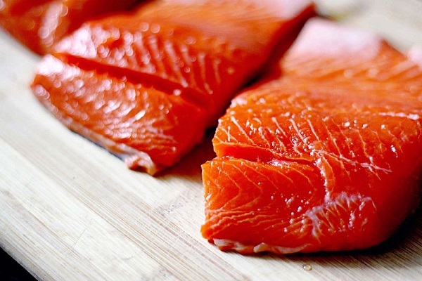 لحم سمك السلمون يحارب الدهون في الدم