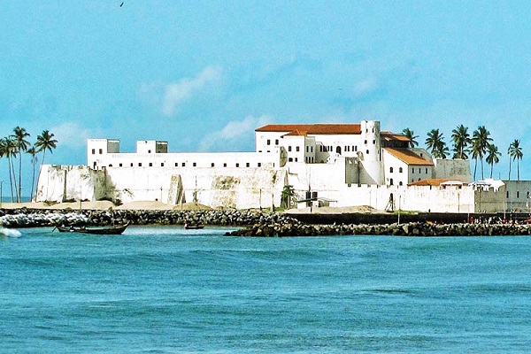 قلعة إلمينا حيث كان يروض العبيد