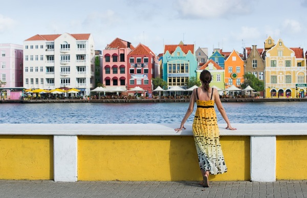 احدى السائحات على ضفة وسط الجزيرة