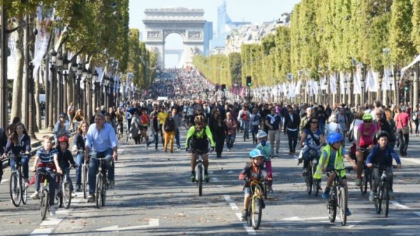 الفرنسيون استمتعوا بركوب الدراجات والمشي