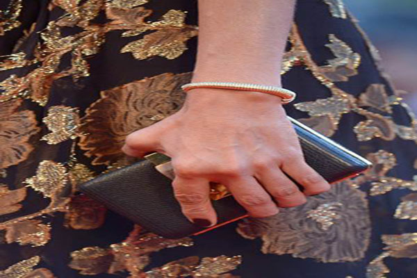 حقيبة صغرى تليق مع الثوب