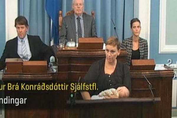 في سابقة تاريخية.. برلمانية آيسلندية ترضع طفلتها أثناء مخاطبة المجلس