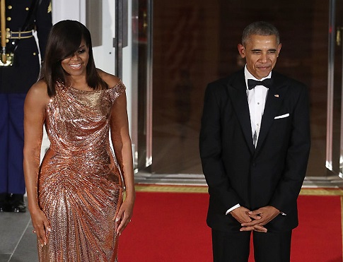 ميشيل أوباما تتألق بفستان من ابداع أتيليه فيرساتشي