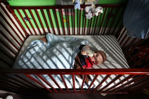 نوم الرضع في غرفة الوالدين يقي من الموت المفاجئ