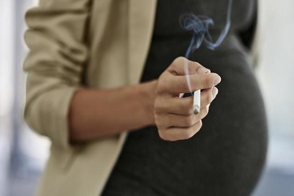 تدخين الأم خلال الحمل ينتج عنه طفلا عصبي الطباع