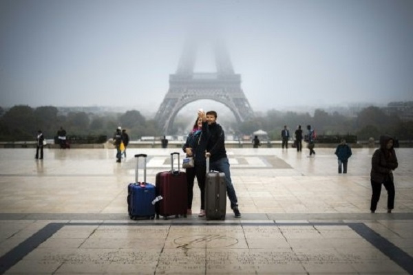 تراجع عدد السياح في باريس بعد سنة على الاعتداءات