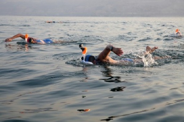 سباحون يتحدون مياه البحر الميت المالحة للتوعية من مخاطر جفافه