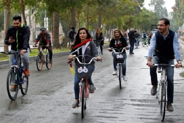 مارينا تكسر الحواجز وتجوب شوارع بغداد على دراجة هوائية