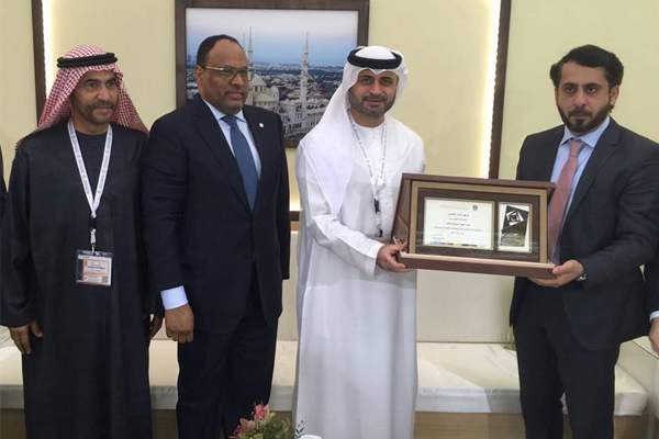 مدير هيئة الفجيرة للسياحة والاثار سعيد السماحي أثناء تسلّم شهادة التميّز السياحيّ