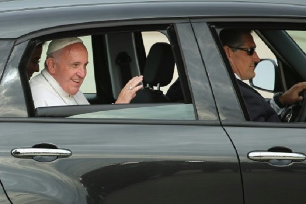 سيارة فيات 500 استخدمها البابا في نيويورك معروضة للبيع في مزاد