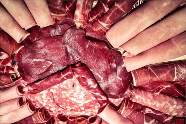 اللحوم الحمراء المصنعة 