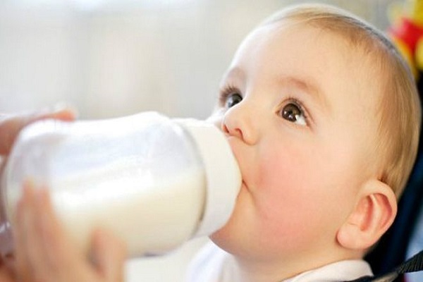 إيطاليا تعتزم مكافأة الأزواج لتشجيع الإنجاب