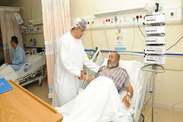 وزير الصحة يعود مريضا في أحد المستشفيات