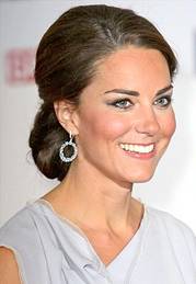 على طريقة النجمات .. هكذا يمكنك إنعاش شعرك بعد الحفلات