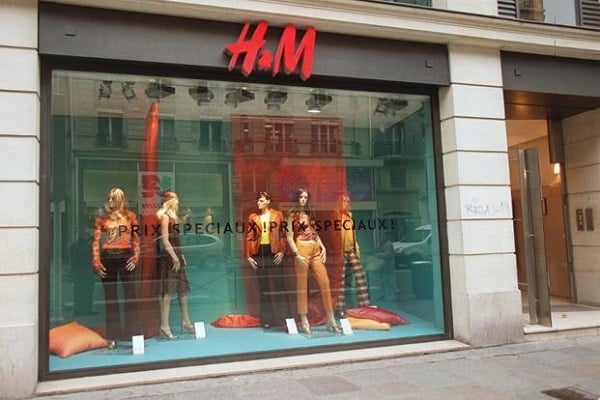 عبيدات الموضة.. فضيحة تهز متاجر H&M السويدية