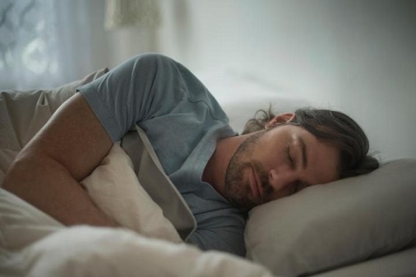 النوم في ساعة مبكرة يرتبط بارتفاع ضغط الدم