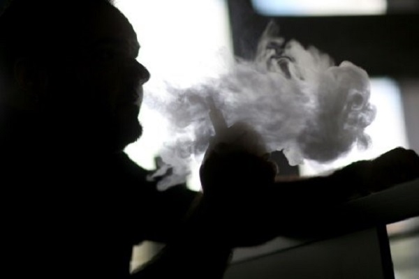 بولندا تمنع بيع السجائر الالكترونية للقصر او تدخينها في الأماكن العامة