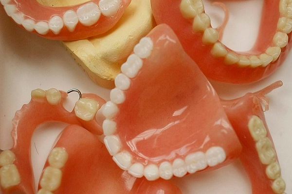 الأسنان الاصطناعية تعرّض أصحابها لسوء التغذية