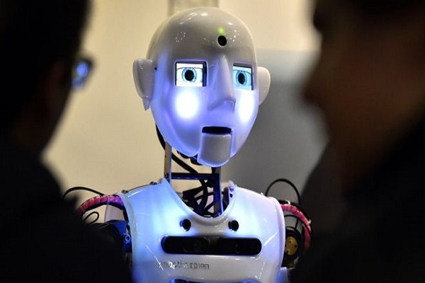 استطاعت شركة بريطانية صنع روبوت يتفاعل مع عامة الناس