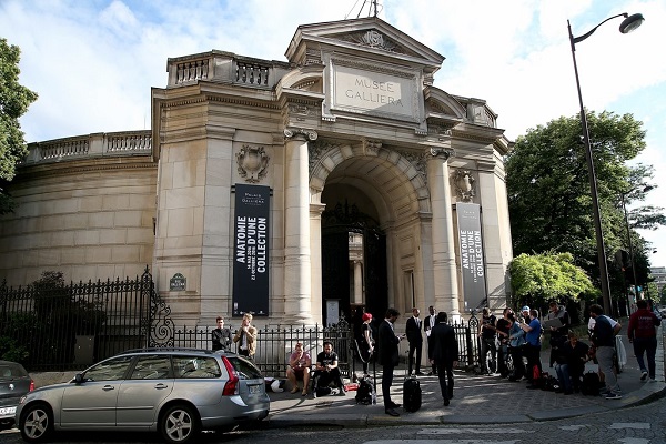 باريس تطلق أول متحف دائم للموضة بدعم من شانيل