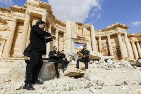 موسيقيون سوريون يغنون للعودة على مسرح مدينة تدمر