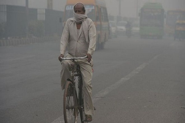 غبار الطرق والانبعاثات من السيارات في مدن مثل نيودلهي تجعل الهواء خطرا على صحة الإنسان