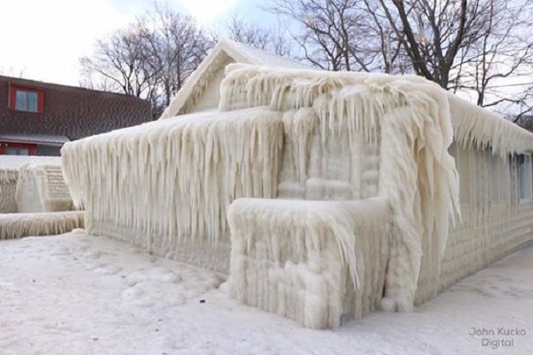 لمحة من الشتاء الكندي.. بيوت تدفن تحت الجليد