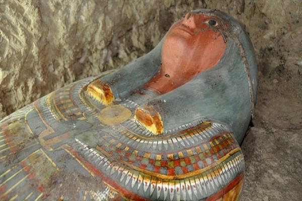 إكتشاف ثمانية مومياوات داخل مقبرة فرعونية 