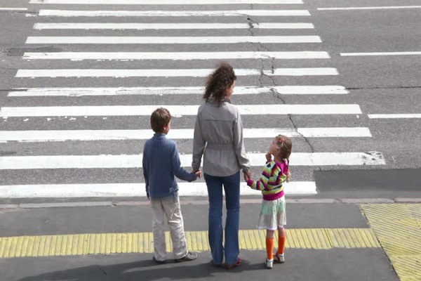 في أي عمر تسمح لأولادك بقطع الشارع وحدهم؟