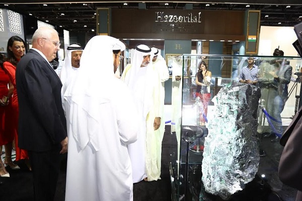 افتتاح المعرض الدولي للمجوهرات والساعات في أبوظبي