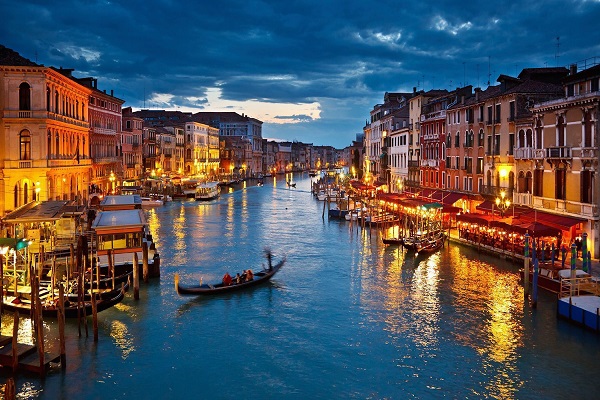 مدينة البندقية تسعى للحد من عدد السياح
