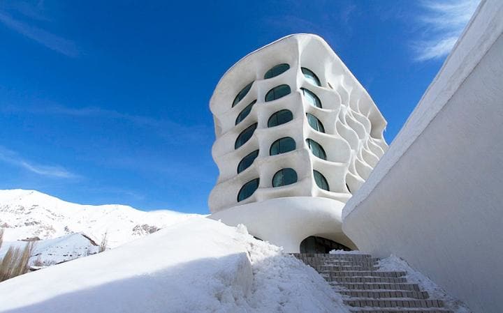 يقع هذا الفندق في منتجع شمشاك الايراني للتزلج على الثلج
