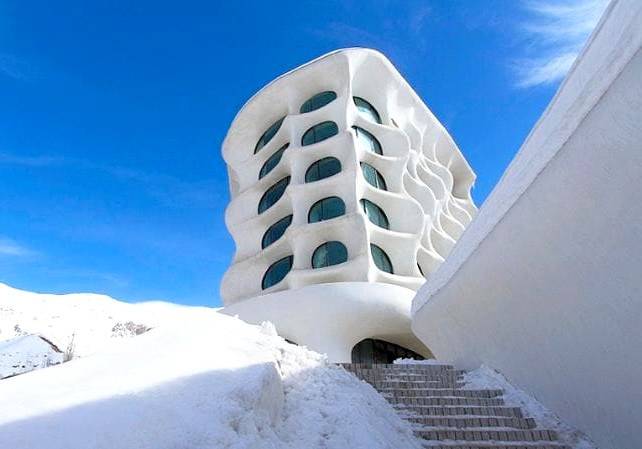 في إيران... أفخر فندق للتزلج على الثلج
