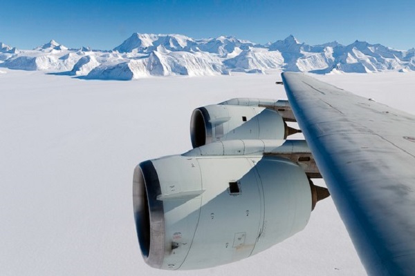 لهذا السبب يفضل الطيارون التحليق فوق القطب الشمالي