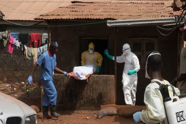 دفن ضحايا إيبولا أنقذ العالم وآلاف الأرواح من الفيروس الفتاك