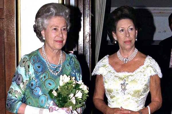 الملكة أليزابيث وشقيقتها مارغريت 