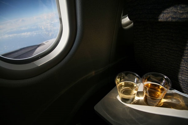شركات بريطانية تطالب بمنع الكحول في المطار والرحلات
