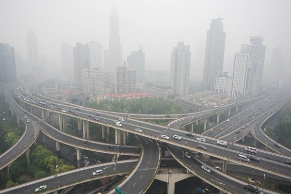 بكين تغلق ألف شركة للحد من الضباب الدخاني