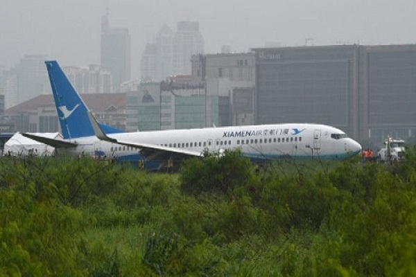 انزلاق طائرة صينية على مدرج مطار مانيلا وسط تساقط غزير للأمطار