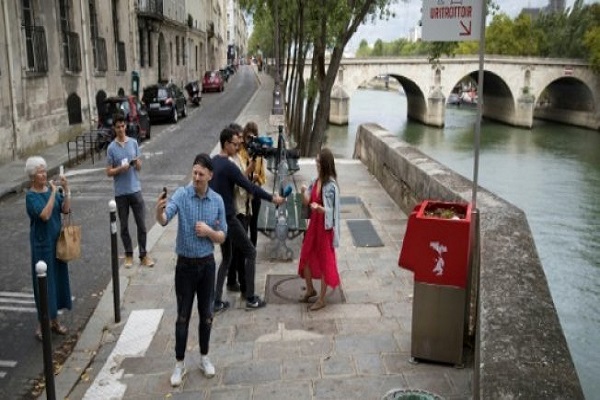"أرصفة للتبول" في باريس بين الترحيب والاستياء