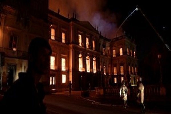 حريق هائل يجتاح المتحف الوطني في البرازيل