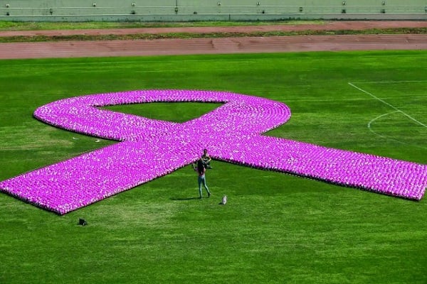 مئات من الطابات الزهرية في حملة توعية حول سرطان الثدي في بيروت 