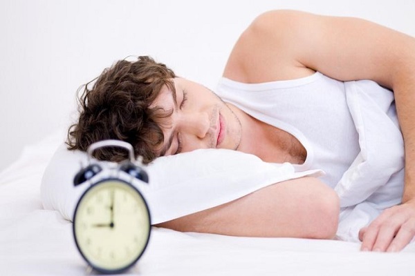 الرجل الأبيض الذي ينام 9 ساعات أو أكثر يزيد لديه خطر الجلطة