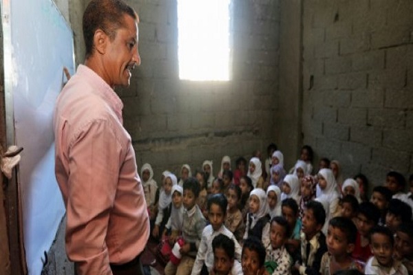 أطفال يمنيون في غرفة تدريس في منزل تحول إلى مدرسة في مدينة تعز في جنوب غرب اليمن 