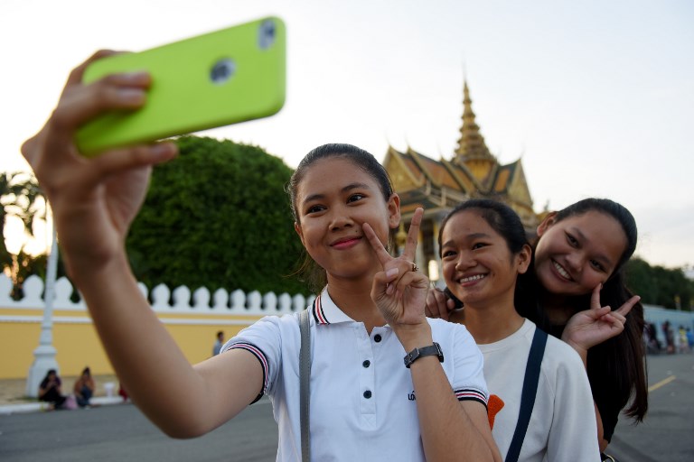طالبات في كمبوديا يلتقطن سيلفي - AFP