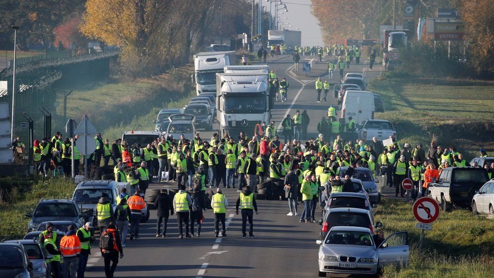 احتجاجات فرنسا: وفاة متظاهرة مع بدء حركة 