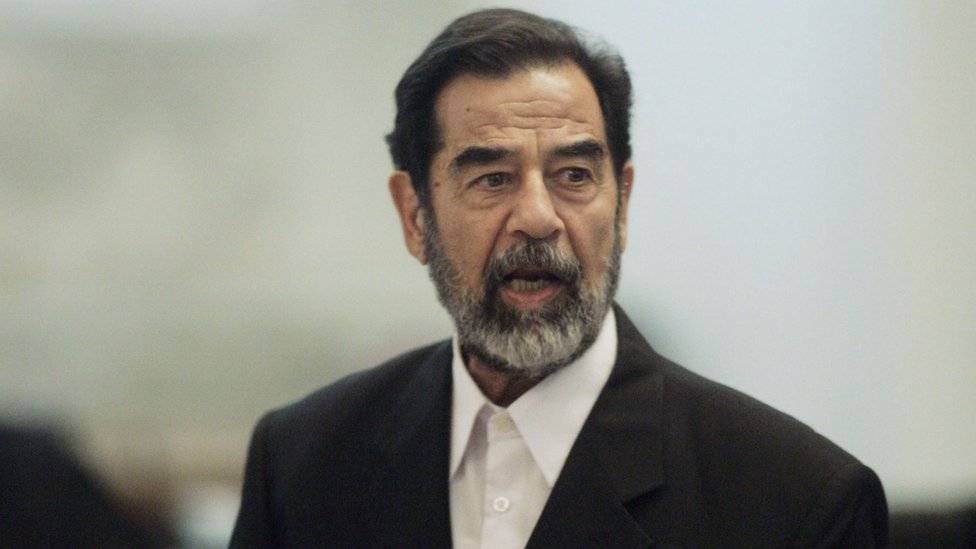ظهور مفاجئ للوحة تذكارية عن صدام حسين شرقي لندن